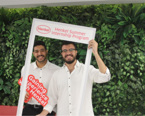 Dos empleados de Henkel divirtiéndose en un evento