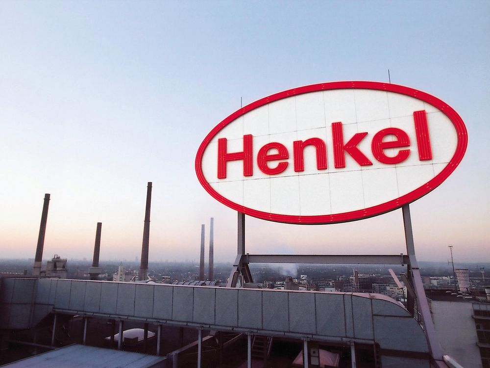 Logo de Henkel en la sede en Düsseldorf, Alemania