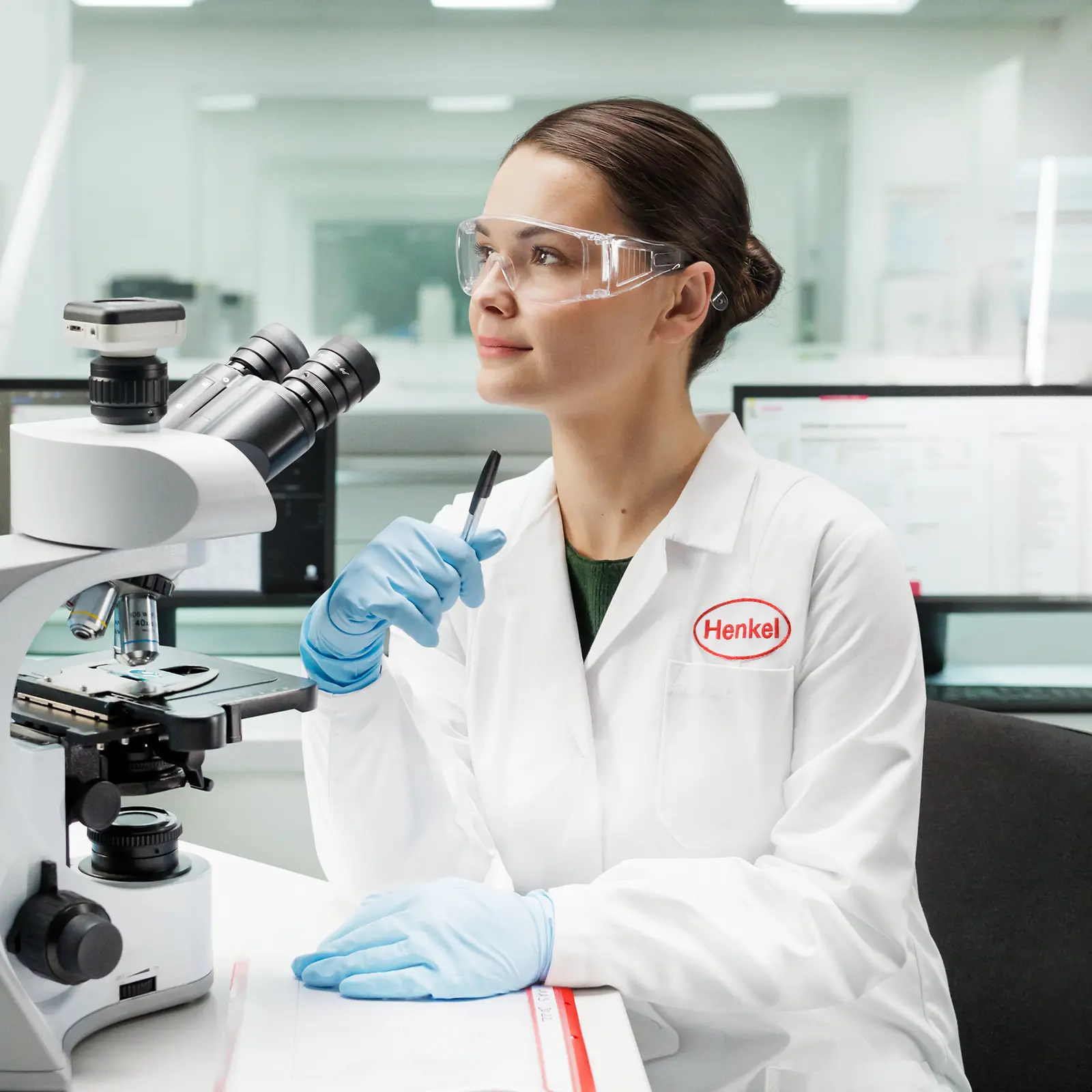 Mujer en un laboratorio.