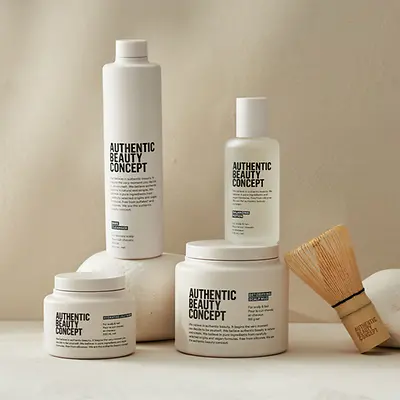 Línea de productos Authentic Beauty Concept sobre roca y fondo claro.
