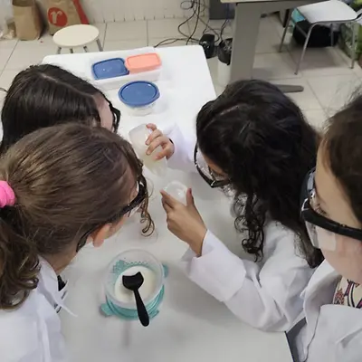 Grupo de niñas realizando experimento.