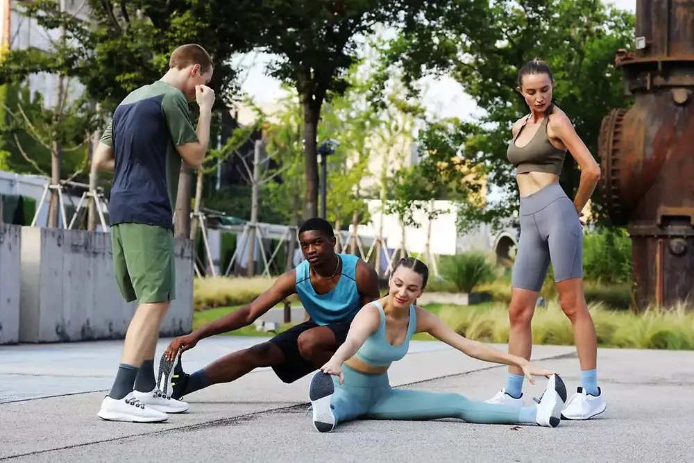 Grupo de personas disfrutando de una actividad deportiva al aire libre en un parque urbano.