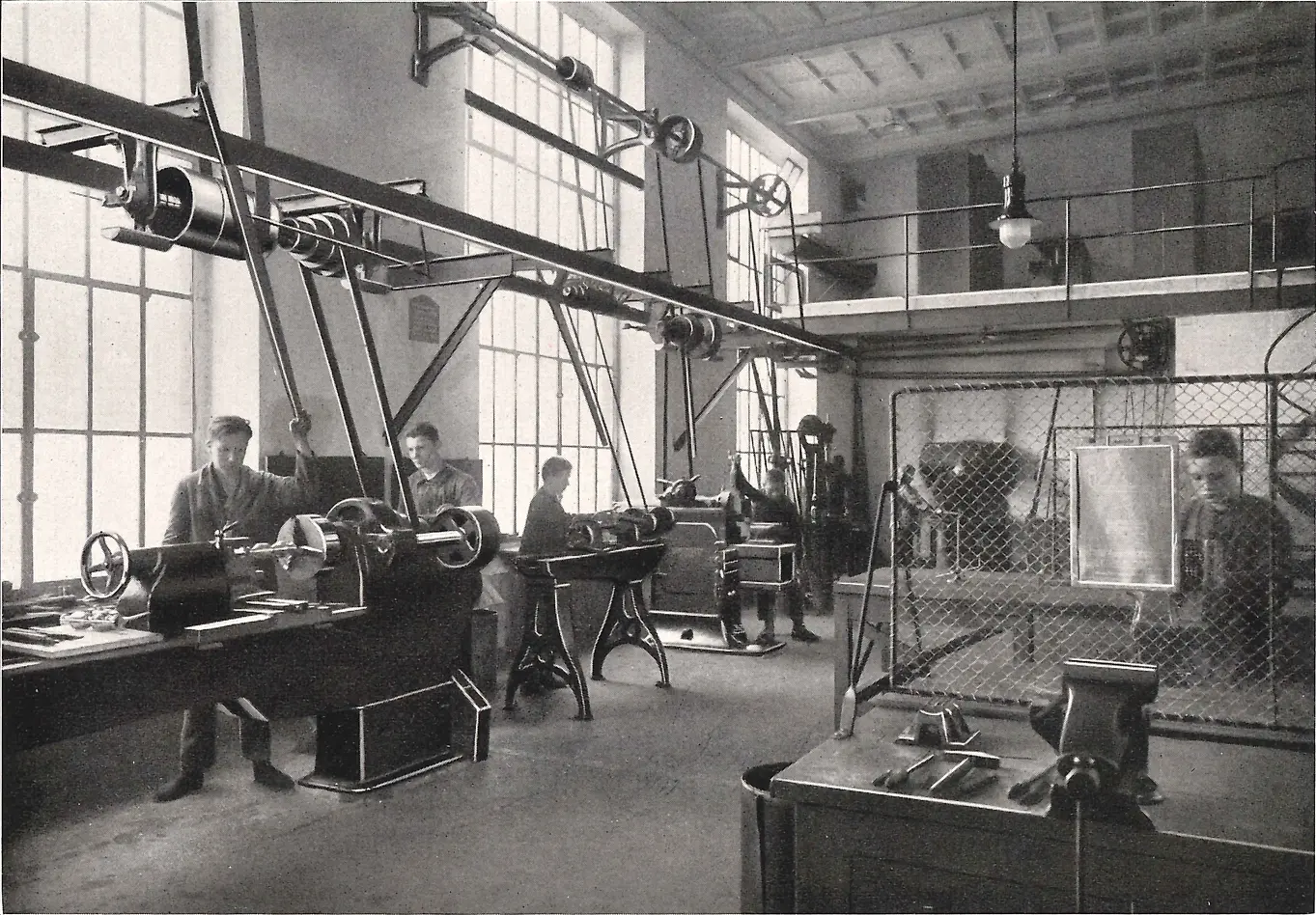 Practicantes trabajando en máquinas dentro del taller de metalurgia.