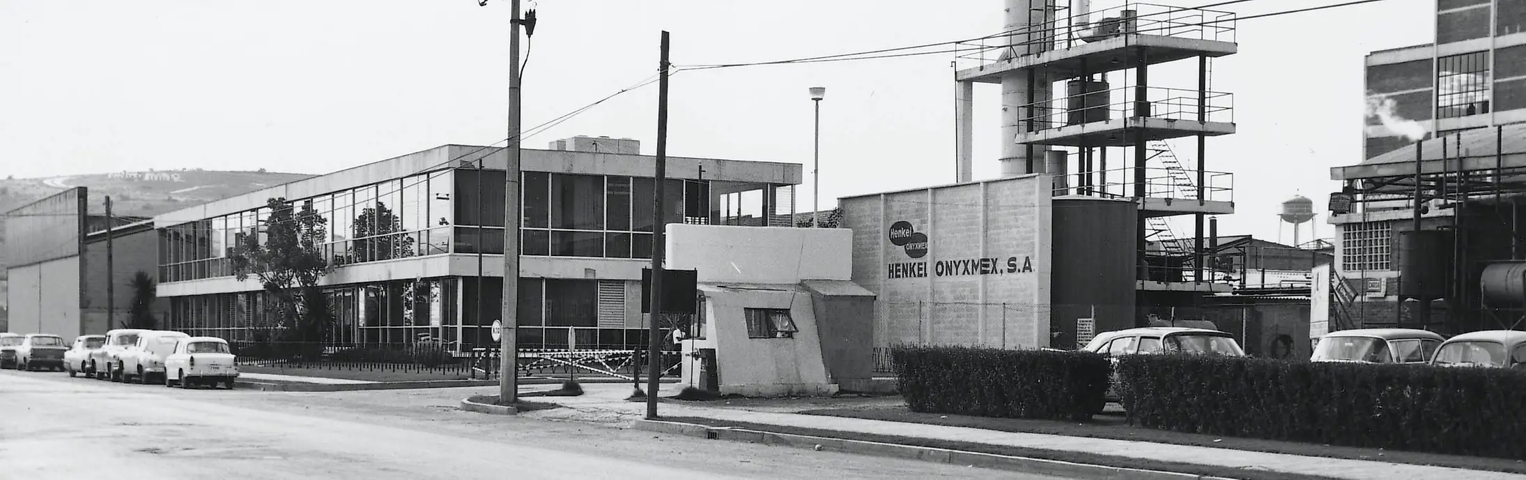 Fotografía en blanco y negro de la fachada de la primara localidad de Henkel en México.
