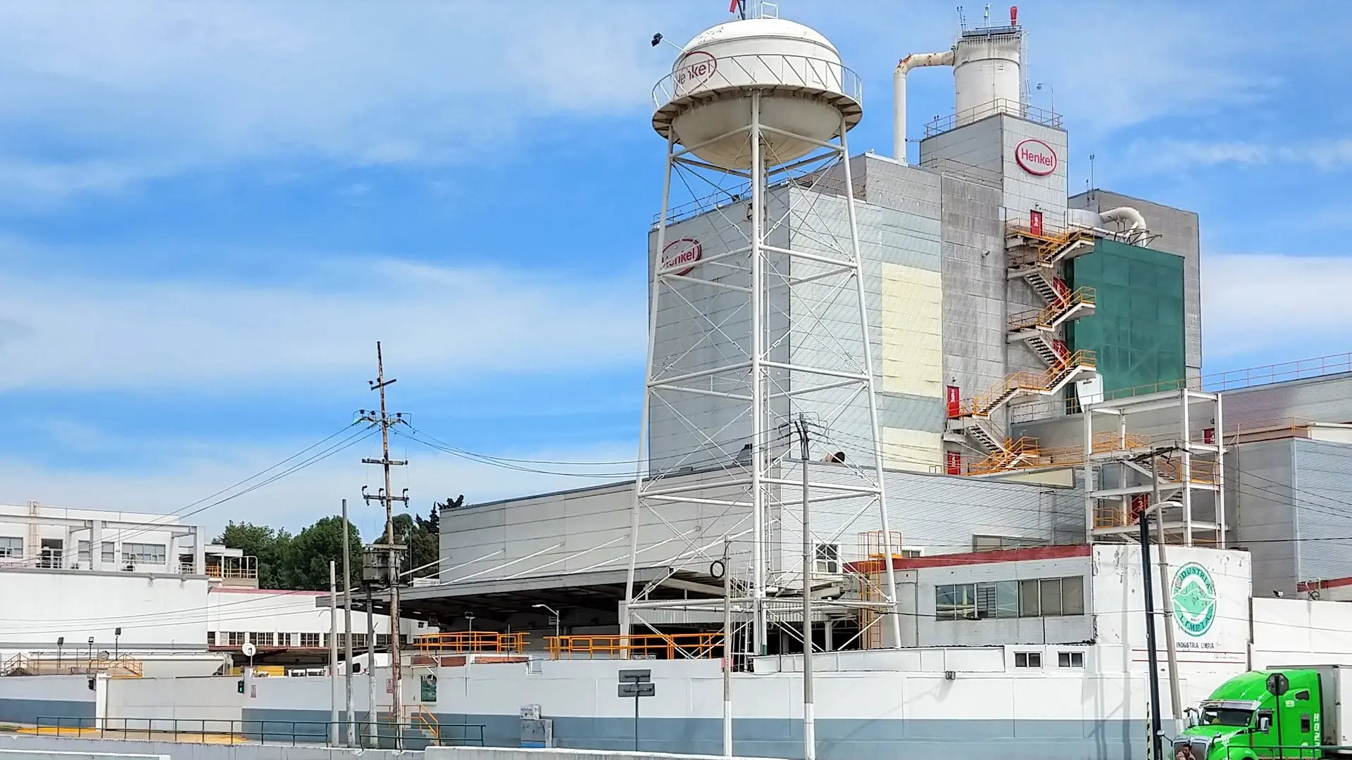 Fotografía de la fachada de la planta de detergentes donde se aprecian todas las instalaciones.