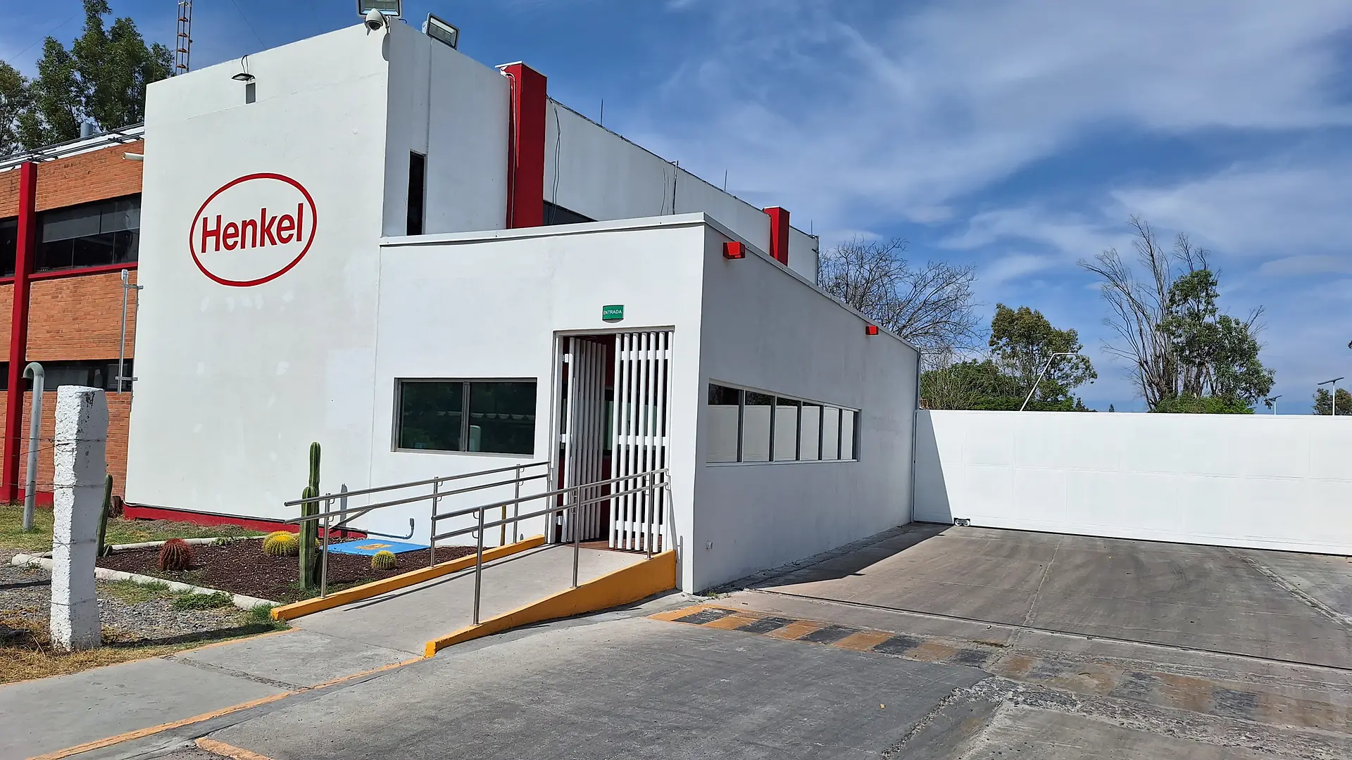 Fotografía de la fachada de la planta de Adhesive Technologies en Salamanca, Guanajuato.
