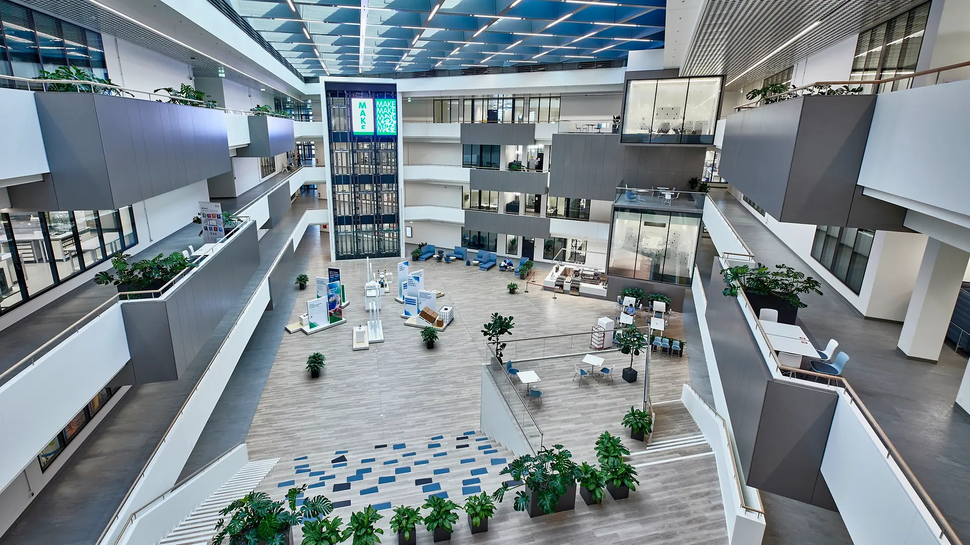 Vista interior del Centro de Inspiración en Düsseldorf con un gran patio en la parte central. La imagen también muestra los laboratorios de alta tecnología con fachada de vidrio en un total de cuatro pisos.