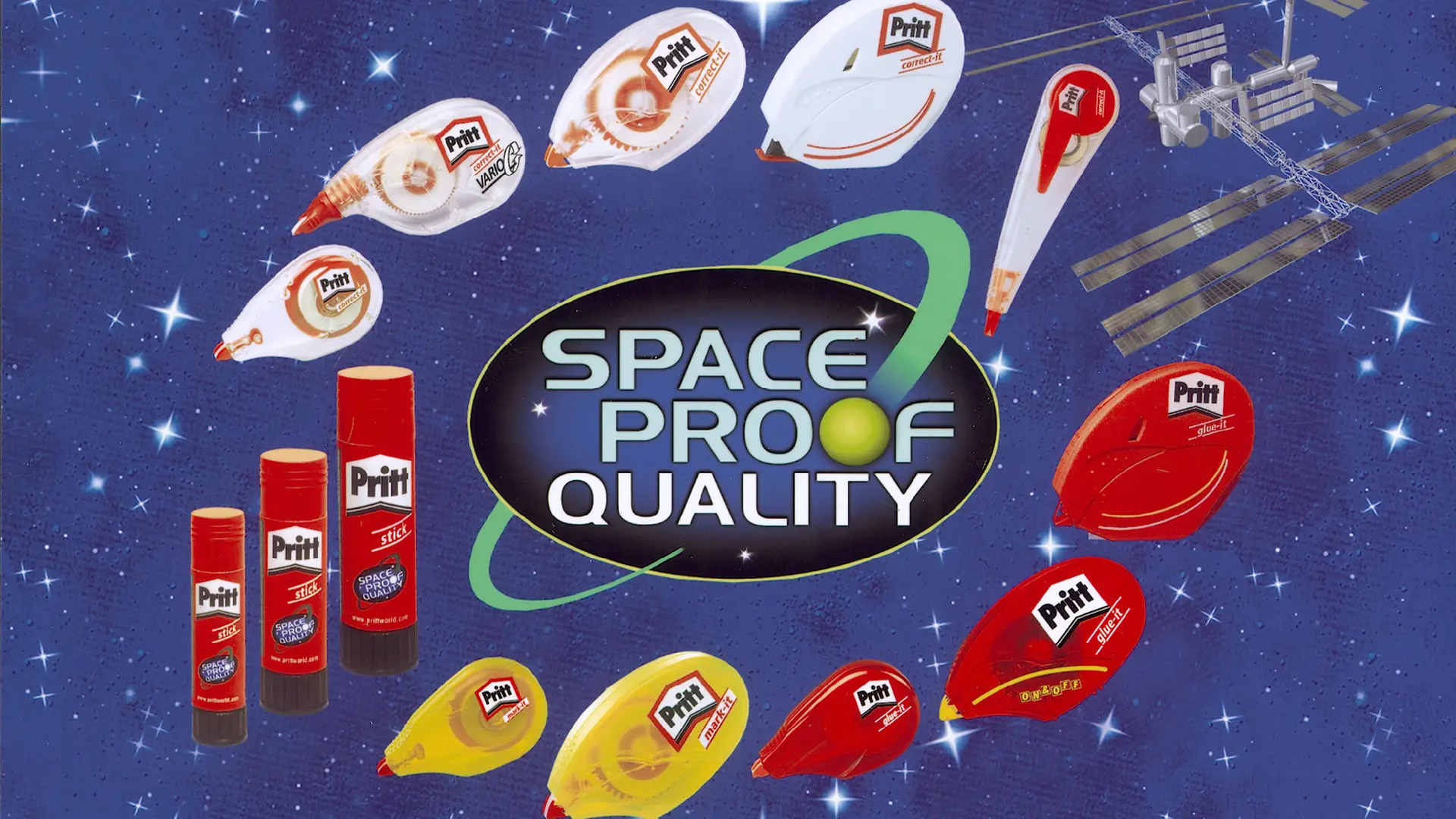 Anuncio que muestra una gama de productos Pritt aptos para el espacio. En el fondo, una nave espacial. Al centro, aparece el texto “Space Proof Quality”.