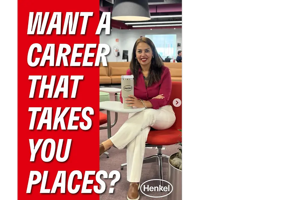 Imagen que muestra a una persona sentada en una silla roja en una sala de descanso contemporánea de una oficina, sosteniendo una taza de viaje grande con la marca Henkel. El diseño incluye un texto grande en blanco sobre un fondo rojo que dice: “¿QUIERE UNA CARRERA QUE LE PERMITA LLEGAR A DISTINTOS LUGARES?” En el fondo se ven muebles de oficina, mesas e iluminación de techo. Aparece un logotipo de Henkel en la esquina inferior derecha.