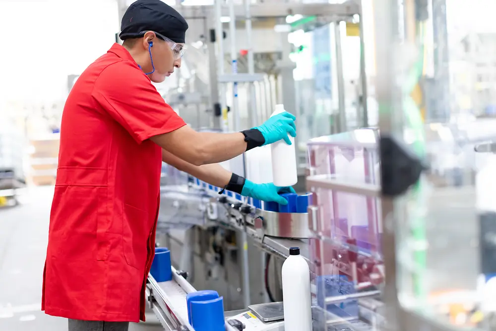 Técnico que supervisa la maquinaria automatizada y garantiza la calidad.