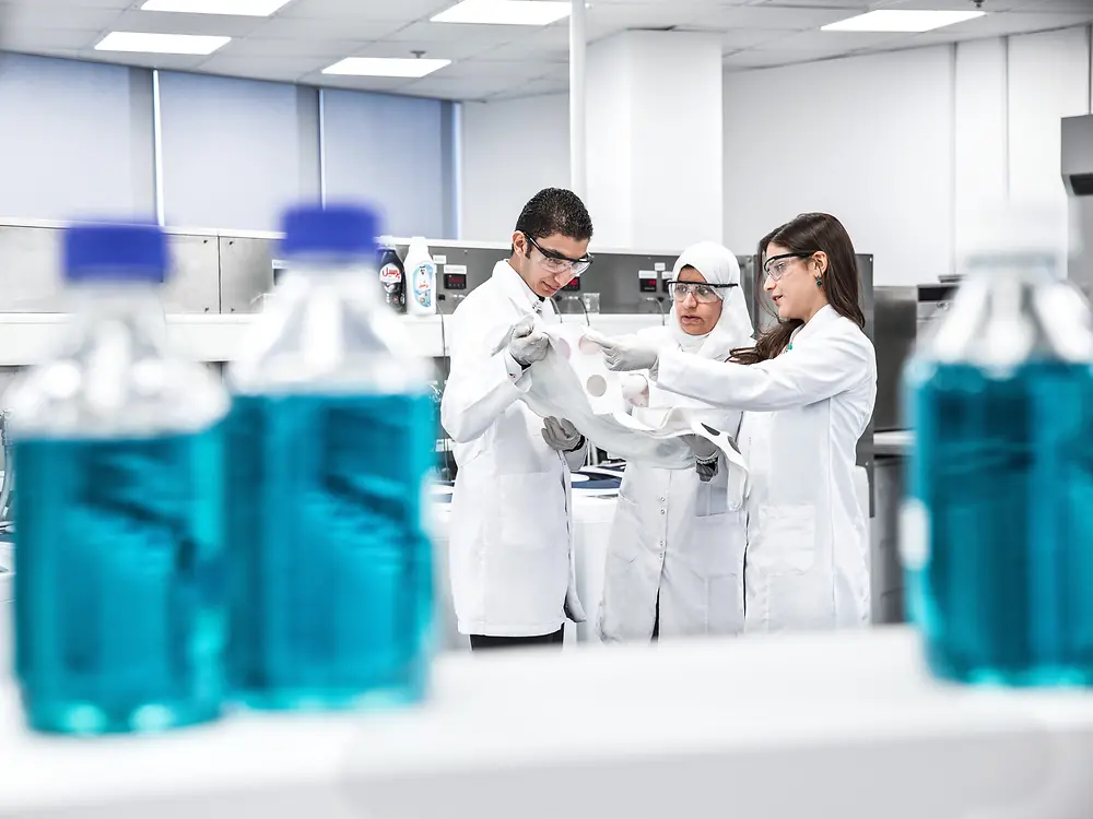 Tres investigadores en el Centro de Innovación en Dubai.