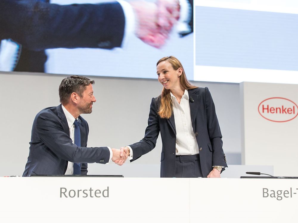 Handshake between Kasper Rorsted and Simone Bagel-Trah at AGM2016