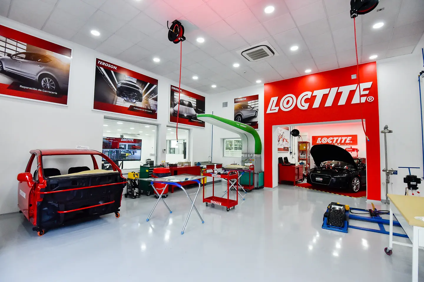 Centro de entrenamiento y aplicaciones en reparación para la industria automotriz - Vista Loctite