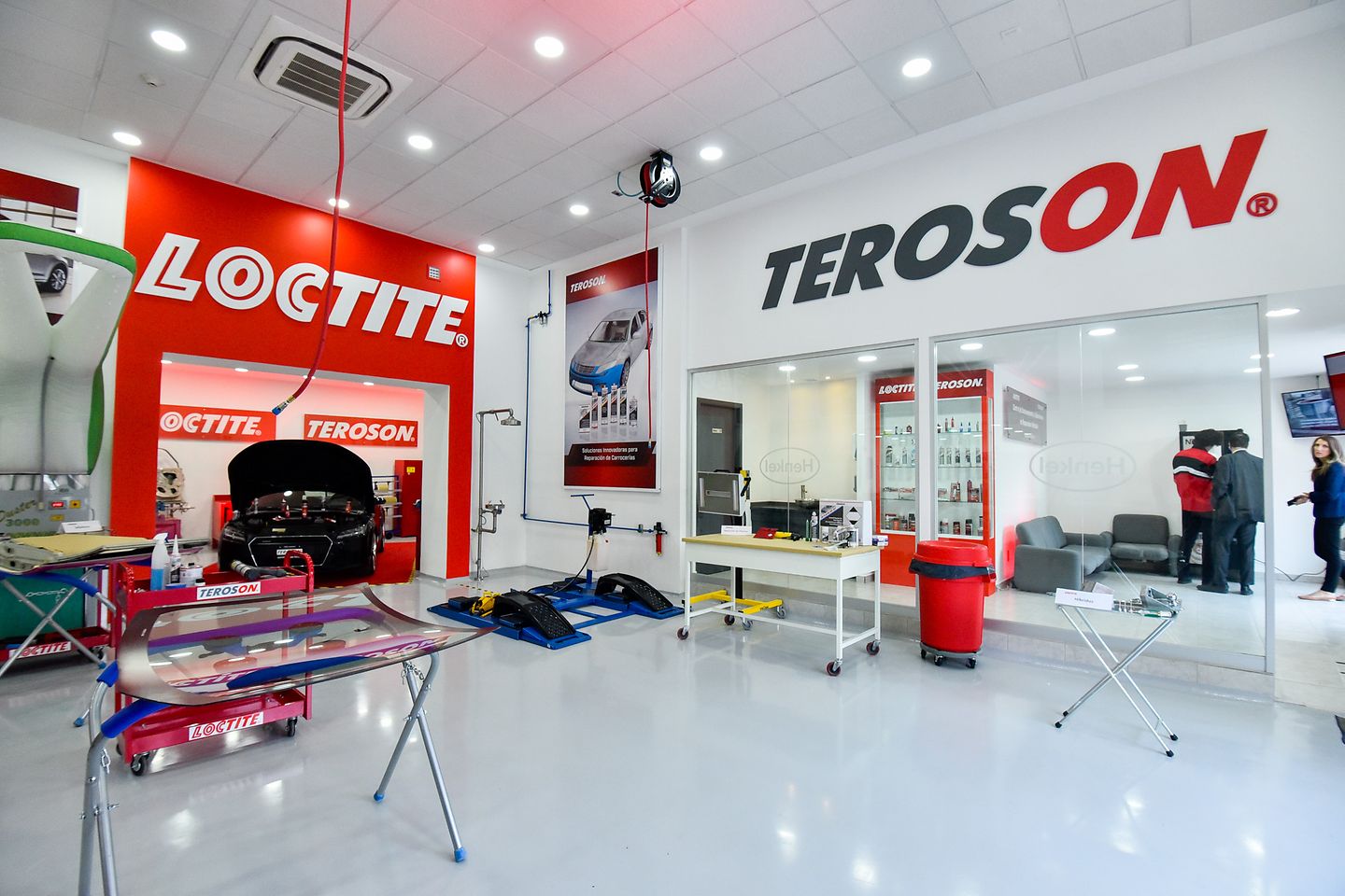 Centro de entrenamiento y aplicaciones en reparación para la industria automotriz - Vista Teroson